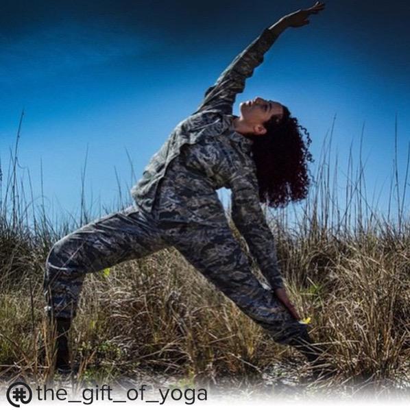 hashedfitness's tweet photo. happy Memorial Day!! #yogagirl #workout #outdoors #fitness #stretch #yogaposeoftheday http://t.co/IW77Y7W9TN http://t.co/XxAkLutOz4