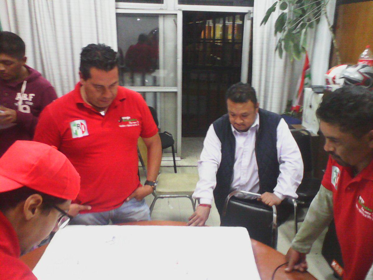 fer_hernandez71's tweet photo. Recta final,  planeando el último tramo  #LosMejoresCandidatos #SoyComoTú  # #QuieroMejorar #NadaDetendraelCambio http://t.co/5CHznyEvTe