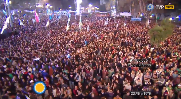 TV_Publica's tweet photo. [AHORA] #VivaLaPatria l @BersuitOK toca en vivo "La argentinidad al palo" a 205 años de la Revolución. http://t.co/QOTcOx0XFu