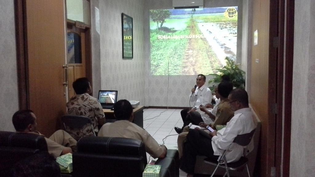 jonathanpratam's tweet photo. Rapat Persiapan Kondolidasi Tanah Di Banyuwangi dgn mengundang Instansi terkait @atr_bpn @ferrymbaldan @widyanuryana http://t.co/htmhkn46EF