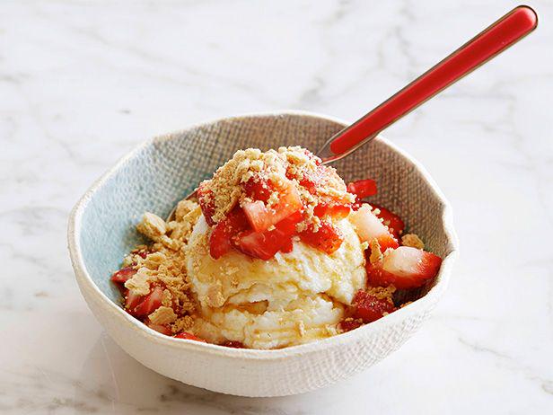 FoodNetwork's tweet photo. Late night craving? Grab a bite with zero guilt with these 10 snacks under 250 calories: http://t.co/TCybnxh8er. http://t.co/7aSzYeYjWi