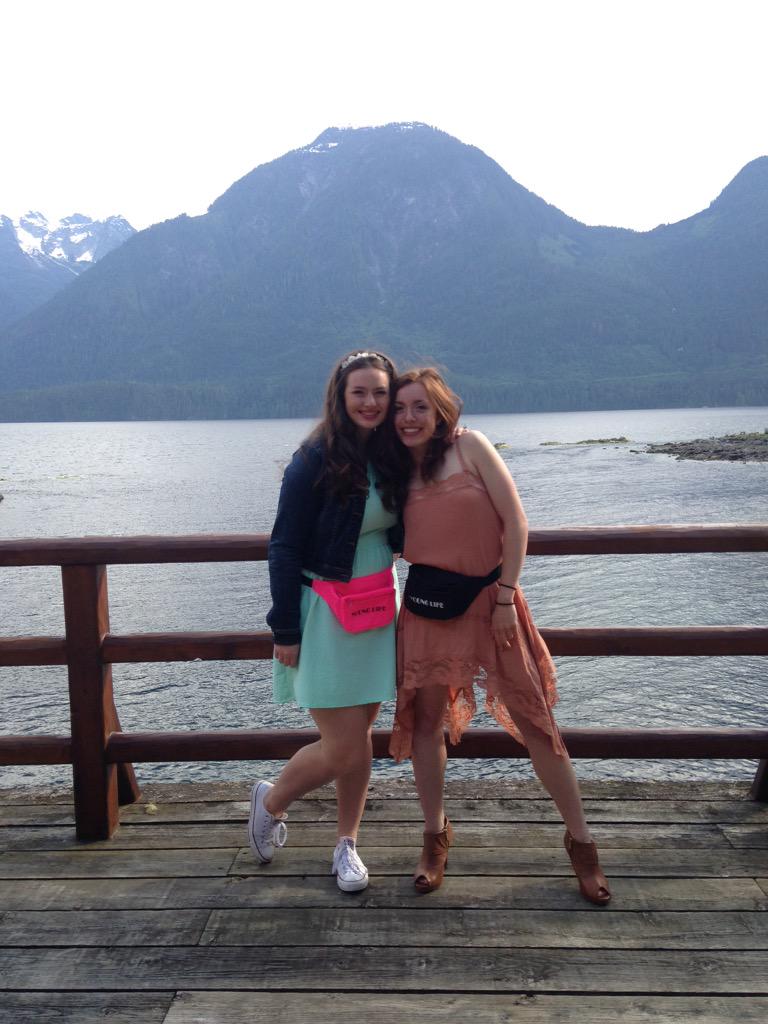 jessicabreww's tweet image. fanny packs on fancy night #TotalYLMove