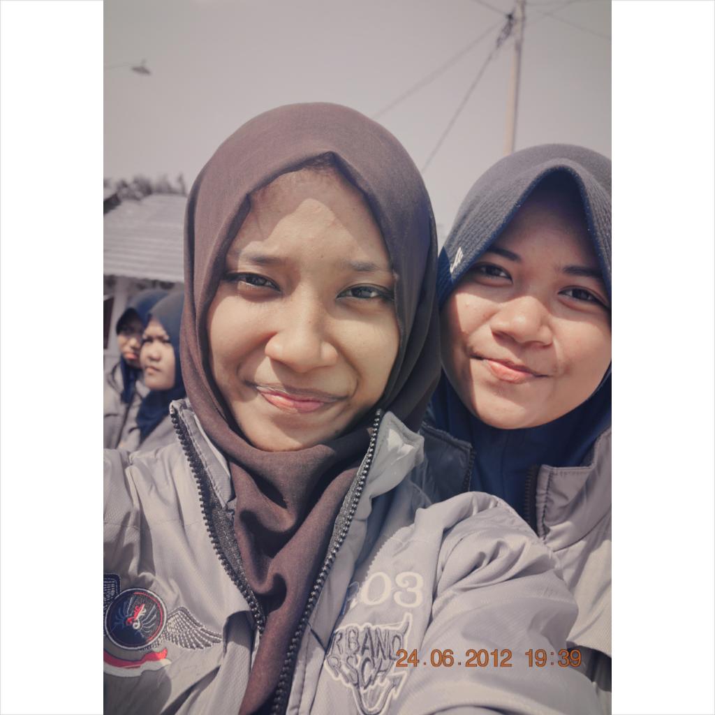 adhela26's tweet photo. Sama Siwi Sering Gila😘😍😄😝 http://t.co/f6JbgCJZKe