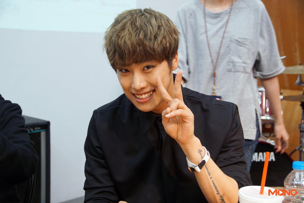 Acianaura's tweet photo. 150525 홍대 #팬사인회 비하인드! 더 많은 사진은 Facebook, Fan Cafe 에서 확인 해 주세요! #Acian #LOJ #LO_J #JungSang #HyukJin #SangHyeon #JinO http://t.co/YqWpfjcHJR