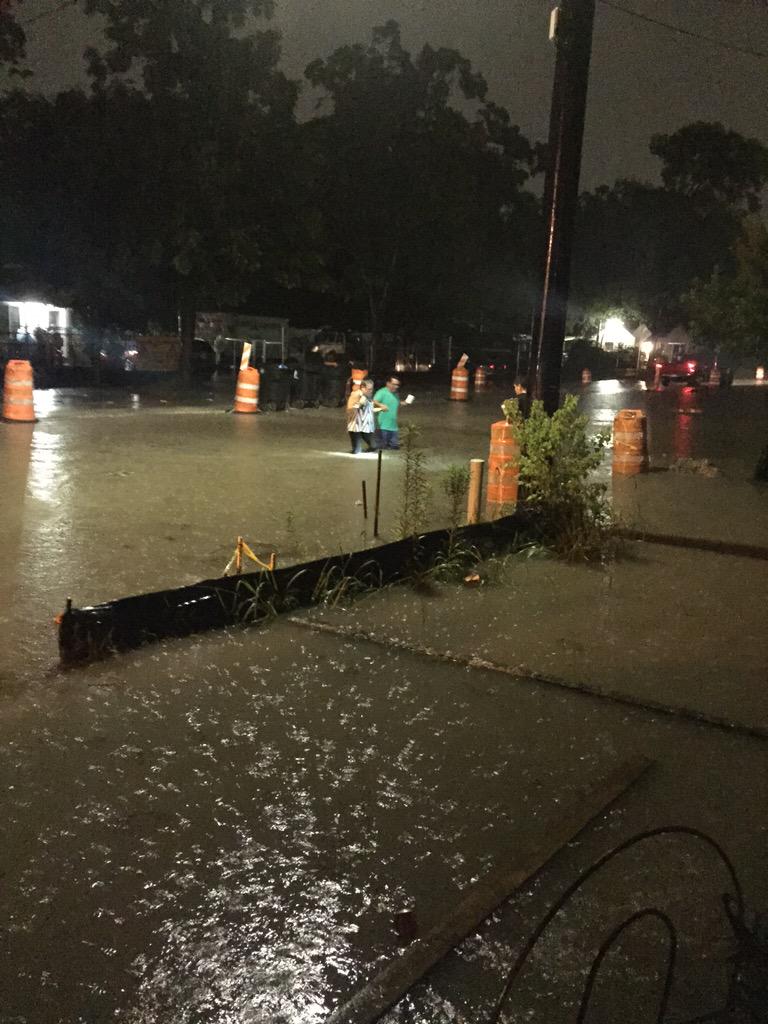 desirae_ochoa's tweet photo. Parker Rd under water. #abcnews #cityofhoustonneedstofixourroads.. http://t.co/MnaF8M3yNj