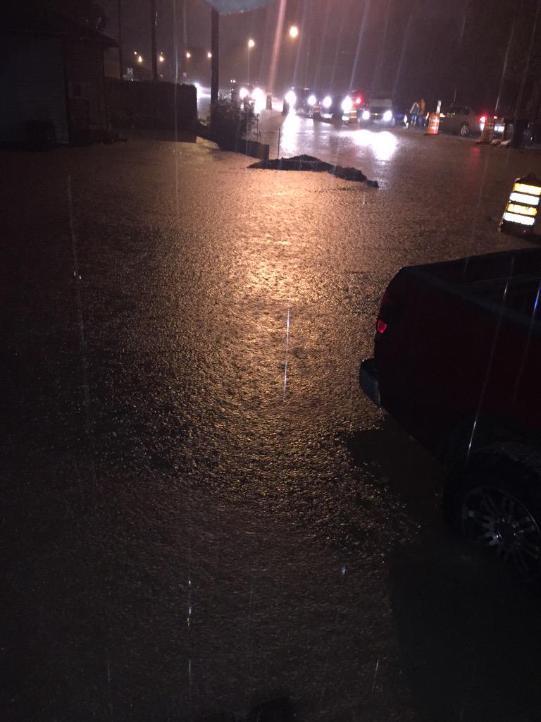 desirae_ochoa's tweet photo. Parker Rd under water. #abcnews #cityofhoustonneedstofixourroads.. http://t.co/MnaF8M3yNj