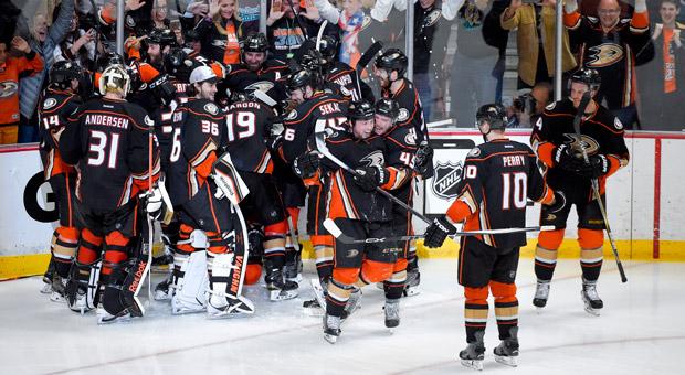 NHL playoffs: 3 stories from Blackhawks-Ducks Game 5. cbc.ca/1.3087103