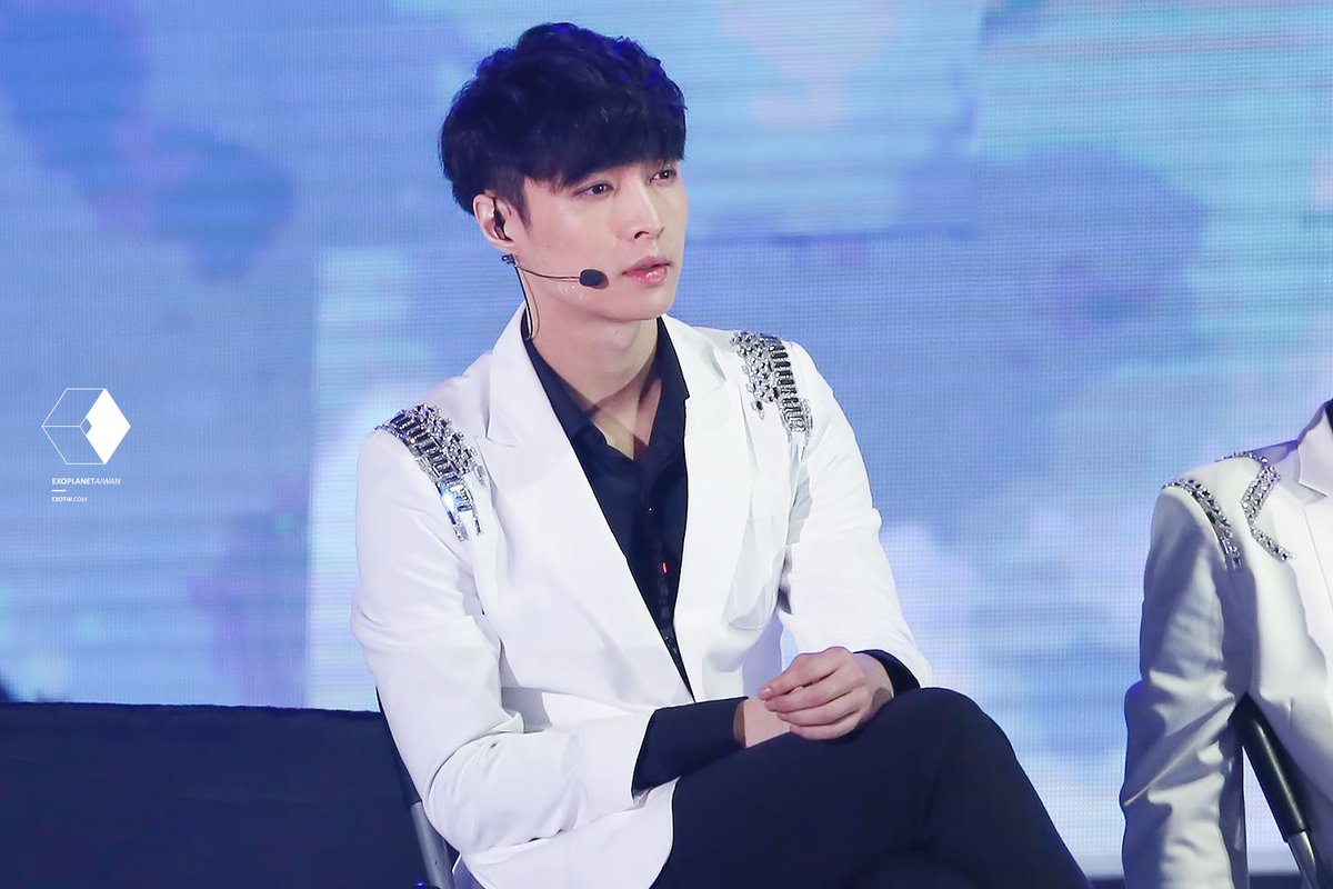 EXOPtw's tweet photo. [UPDATA] 141025 MBC Korean Music Wave in Beijing #EXO http://t.co/XyLWaPbPrI http://t.co/homIrA81e6