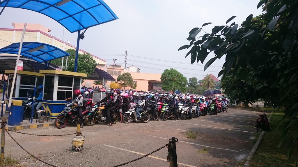 andr5939's tweet photo. Antrian motor panjang keluar blu plaza bekasi timur http://t.co/cuCwN3612c