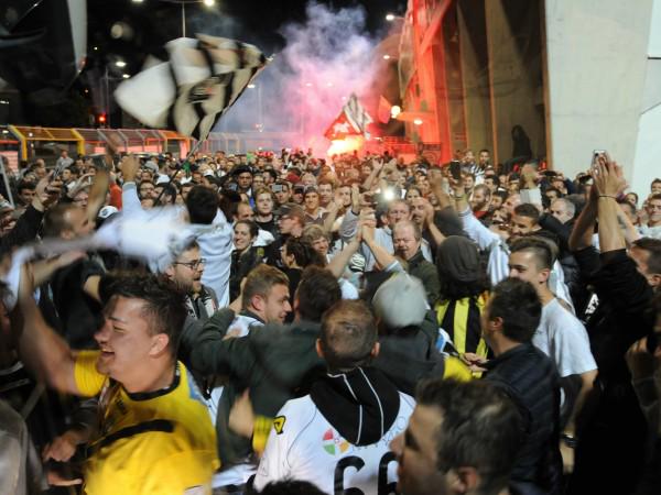 CdT_Online's tweet photo. Foto e video dei festeggiamenti per la vittoria del Lugano http://t.co/i97HWEQgb8 http://t.co/DQXOQW6pKX