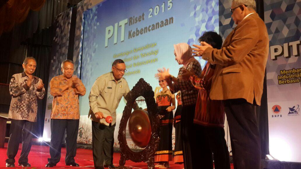 BNPB_Indonesia's tweet photo. Ka BNPB secara resmi membuka Pertemuan Ilmiah Tahunan Riset Kebencanaan ke-2 di GSP-UGM,Yogya bersama menteri PUPR http://t.co/lzAAGmj9Tm