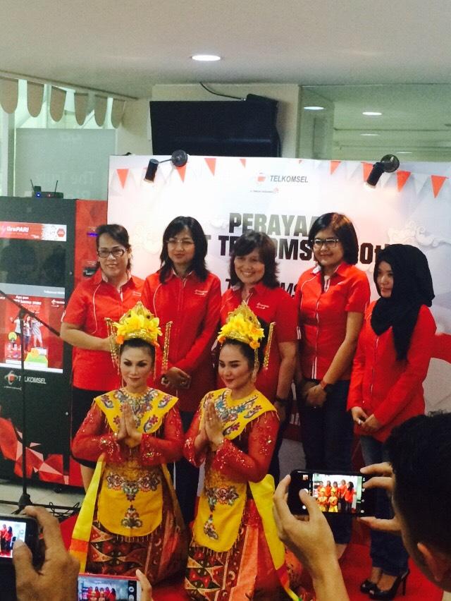 sidiqjzar's tweet photo. @BeFunNColorful peraayaan Hut Telkomsel di grapari jakarta pusat #tsel20tahun #birthday http://t.co/WcUKAdaL1B