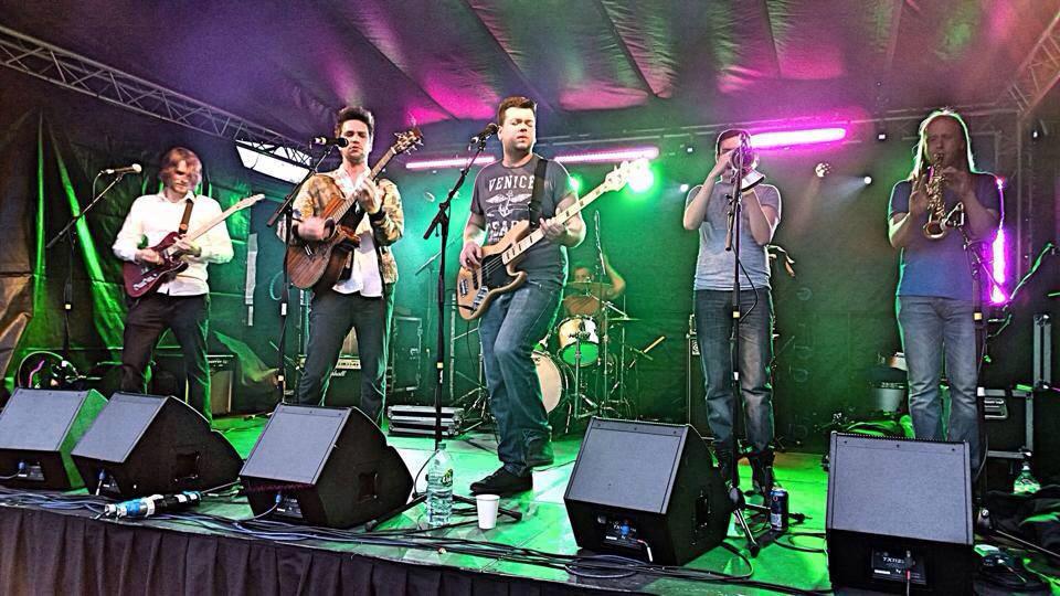 JamieAndre1's tweet photo. Late day breakers at Hogsozzle festival in Stevenage 🎶🎺🎷🎸 http://t.co/IMfH8RkbYD