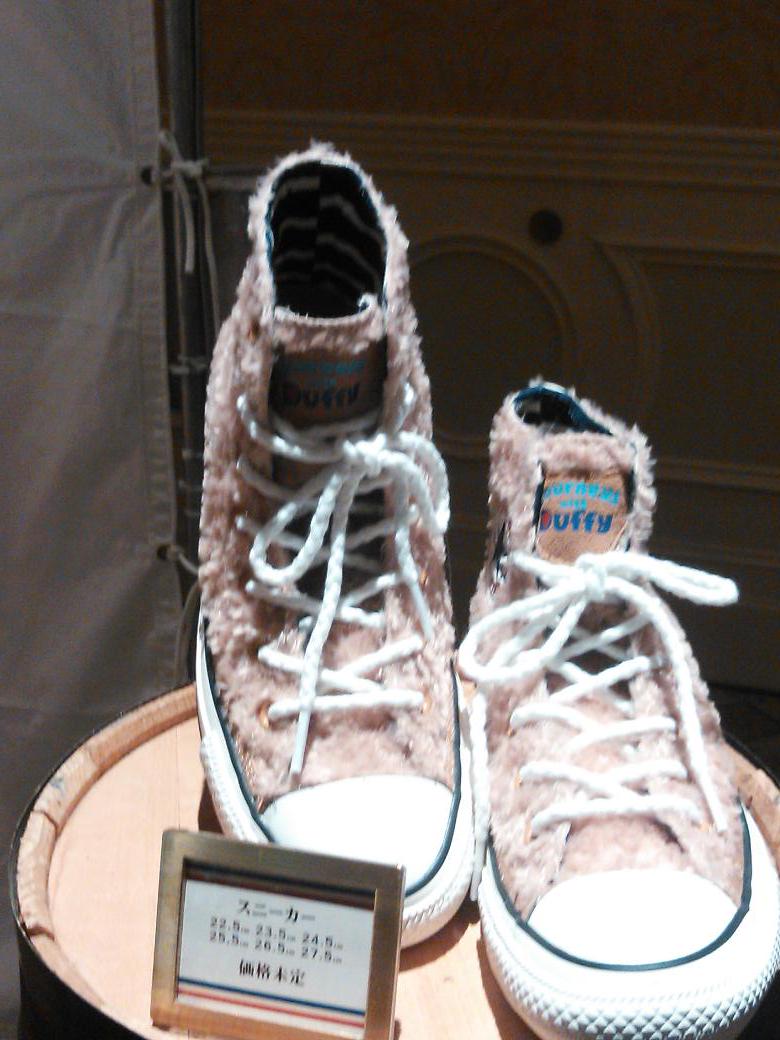 だふねこ على تويتر ダッフィーコンバース ダッフィーのお顔は付いてません O あれば 買いなのに ダッフィーのロゴがよ く見るとお顔のシルエットらしきものに付いてます Http T Co Um4uhuj1ea