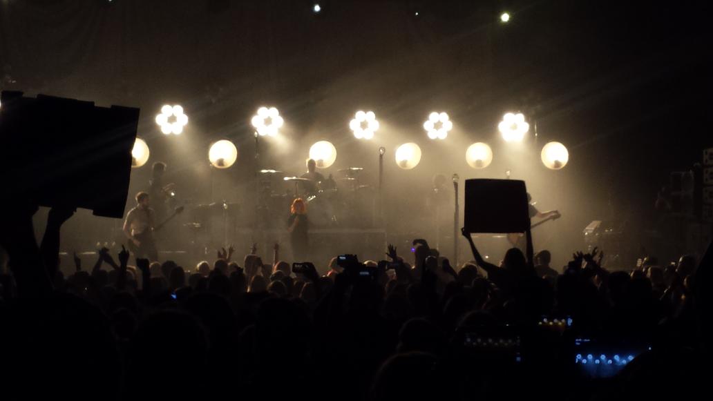 Mayhem_lover's tweet photo. @yelyahwilliams @schzimmydeanie @paramore i had so much fun tonight!  Thank u for the last 9 yrs of my life #paramore http://t.co/epdXAgtbNM