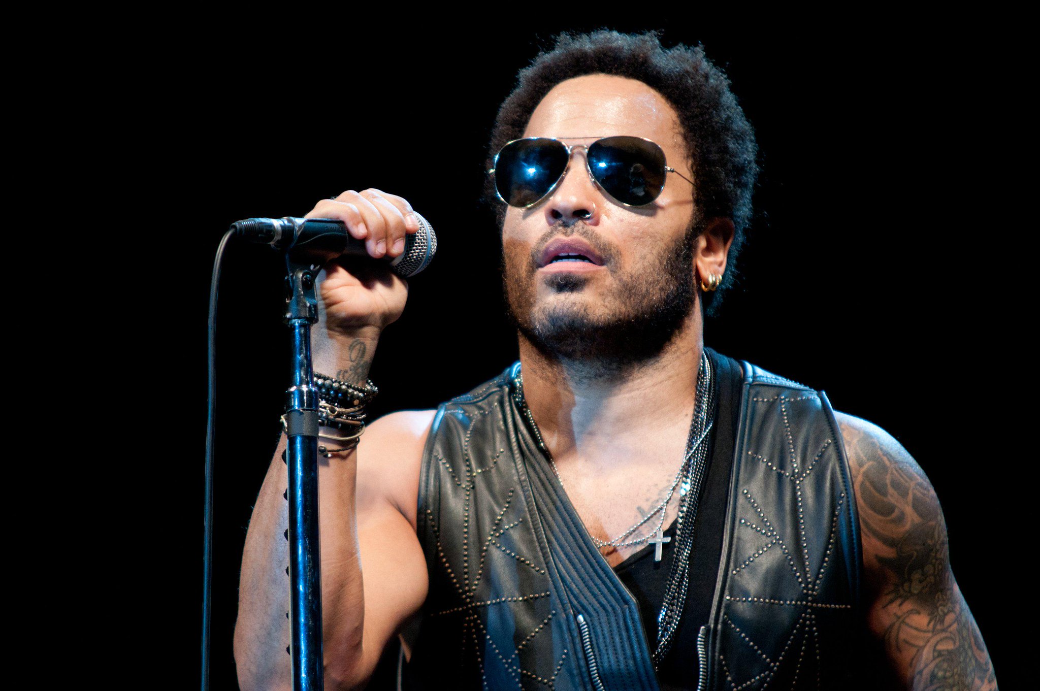 LENNY KRAVITZ  eclectic today turns 51. Happy Birthday LENNY, enjoy again 