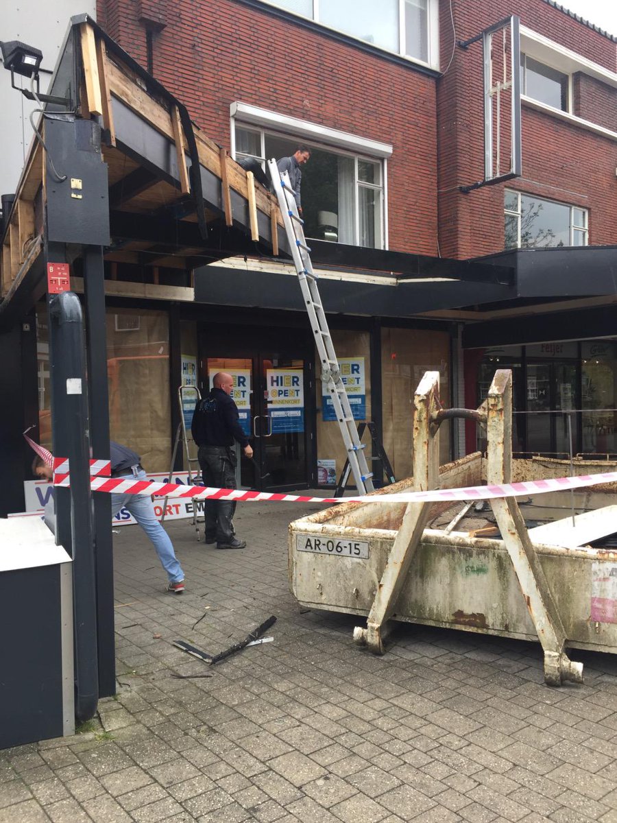 bd_emmen's tweet photo. Vanmorgen om half 7 zijn we begonnen met het afbreken van de luifels. 🔨 http://t.co/hHnd6D2qBg