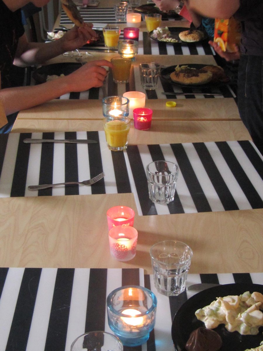 CamillaPedagog's tweet photo. 9B avslutar terminen med frukostbuffé! http://t.co/9qwaZqD3bO #Runbacka #HKKRun #9Brun http://t.co/74s2025q7c