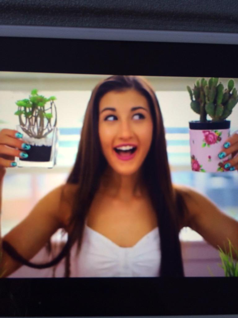 mollycollinss's tweet photo. Got donuts, Hot Chocolate and @MegsDeAngelis What more could I ask for? 💖💖 http://t.co/SYIMinK0Qv