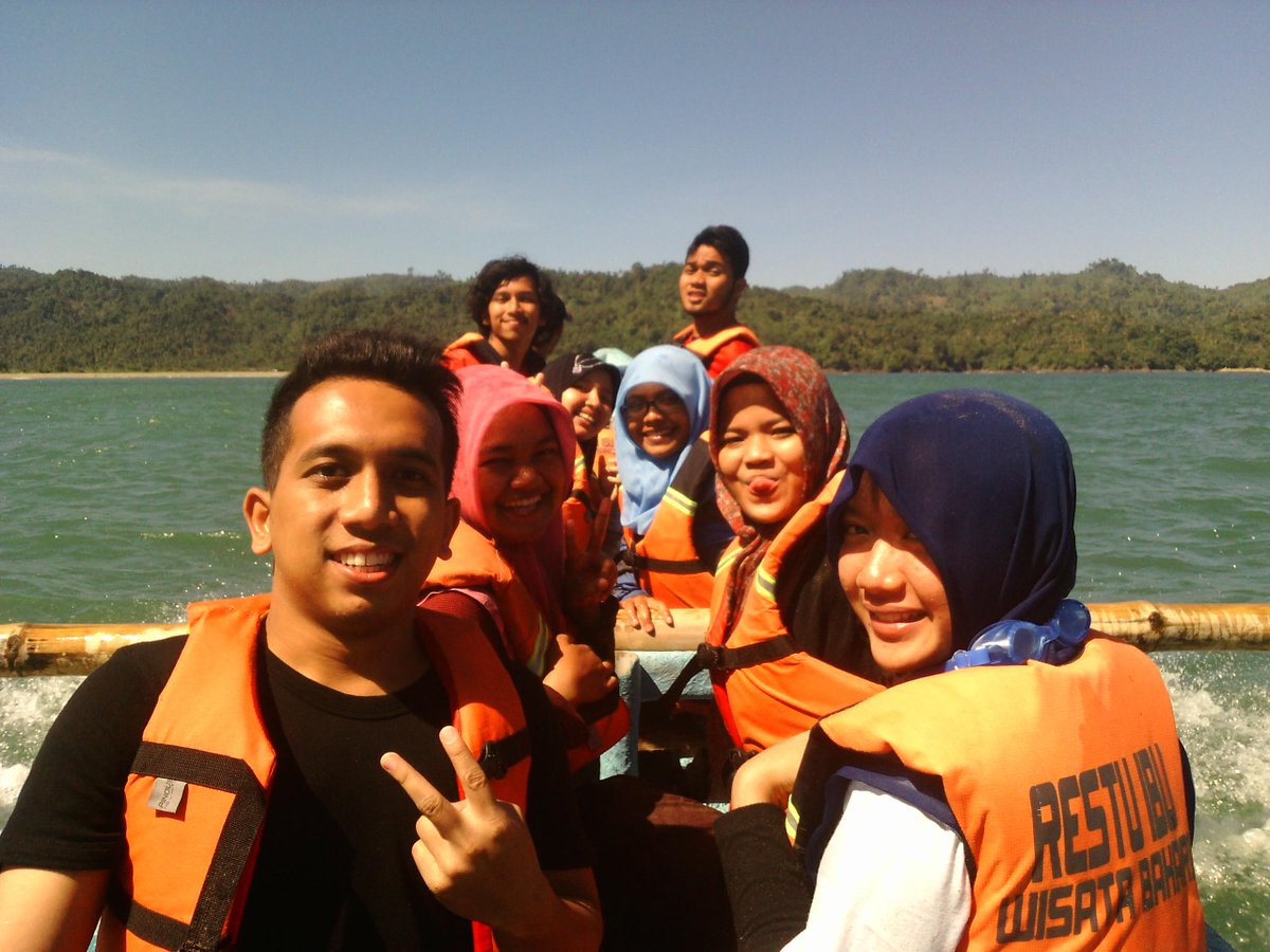 aiskhalis's tweet photo. naik kapal kecil biar goyang-goyang...  :D http://t.co/BPkd3vvVuz