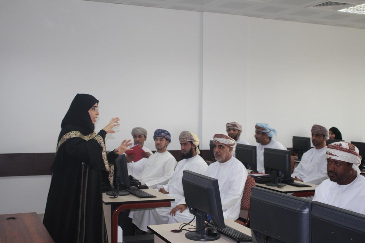 buc_info's tweet photo. الكلية تستضيف البرنامج التدريبي "التصميم الجرافيكي" الذي تنظمه وزارة البلديات الإقليميةومواردالمياه لمدة أسبوعين http://t.co/SWmqUTxshv