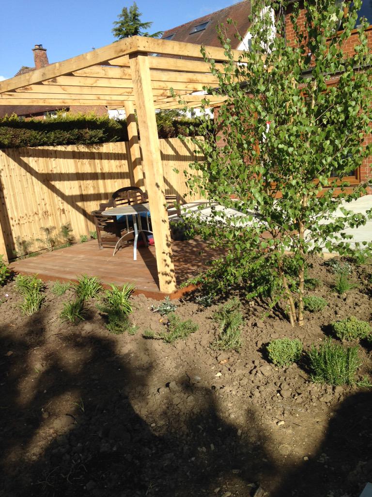 GQgardens's tweet photo. The sun is out and plants are going in! http://t.co/k7fRPf89dt