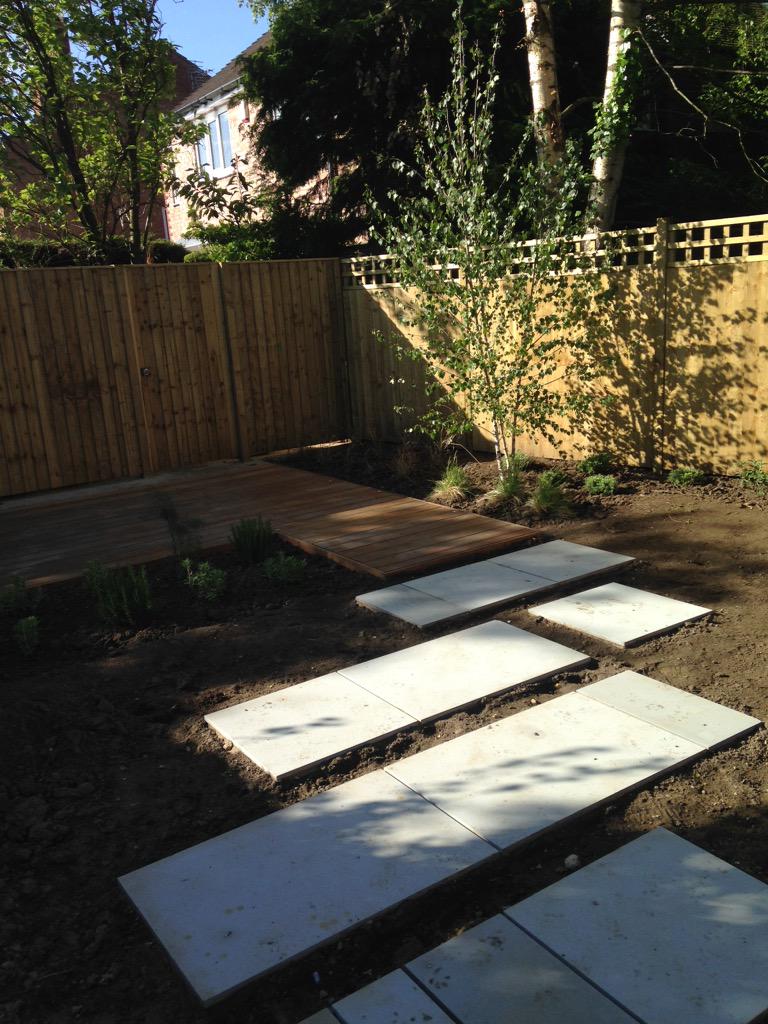 GQgardens's tweet photo. The sun is out and plants are going in! http://t.co/k7fRPf89dt