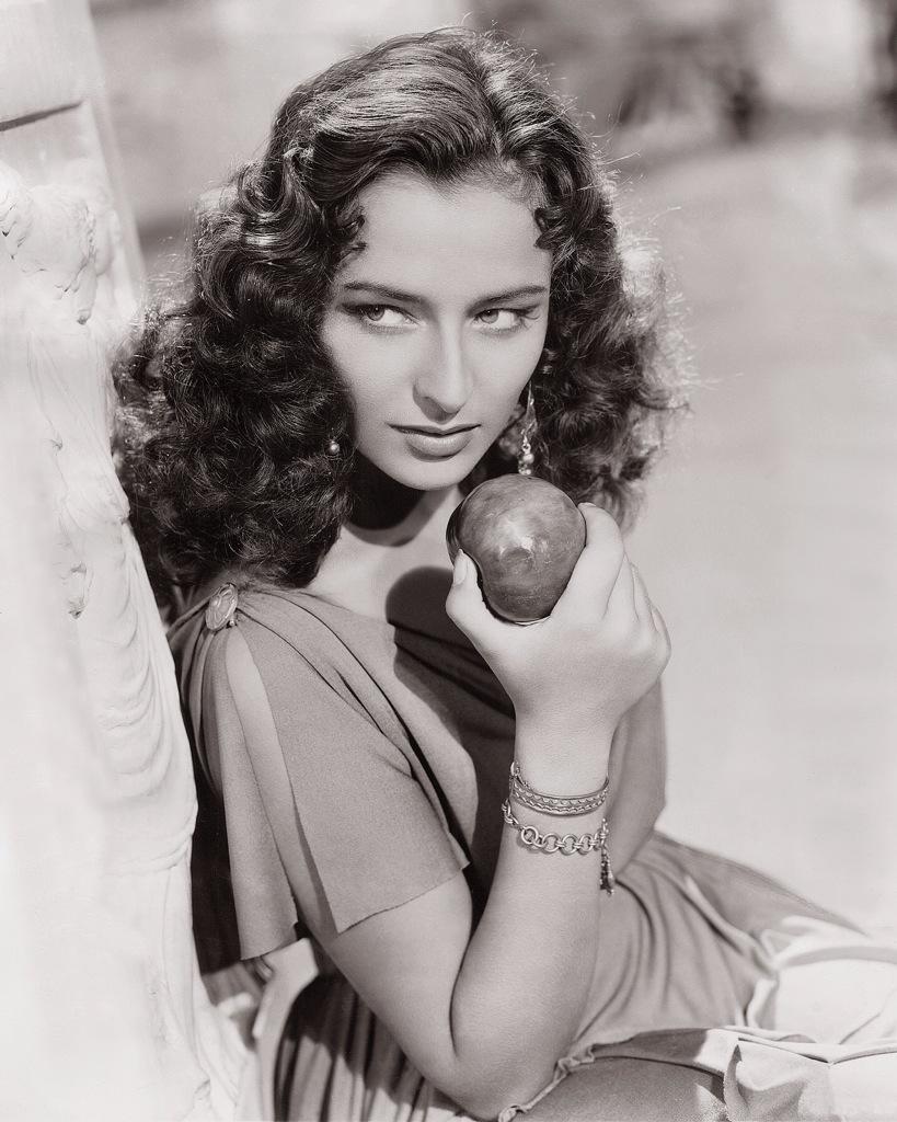 Desayunar manzanas beneficia nuestra salud. Eso sí, cuidado con morder la prohibida. #TapasBreakfast