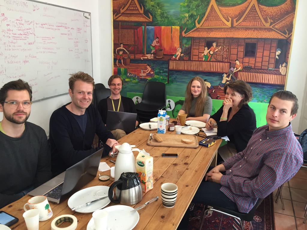 Sidder lige nu i <a href="/alternativet_/">Alternativet</a> hovedkontor i Kbh, og snakker de sidste kampagnedetaljer igennem. Vi er klar. #dkpol