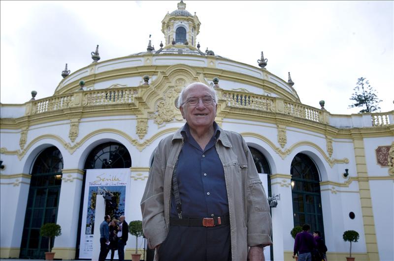 informativost5's tweet photo. Fallece el director de cine Vicente Aranda http://t.co/Ye6G0SJ1sD http://t.co/c08nFAAXAG