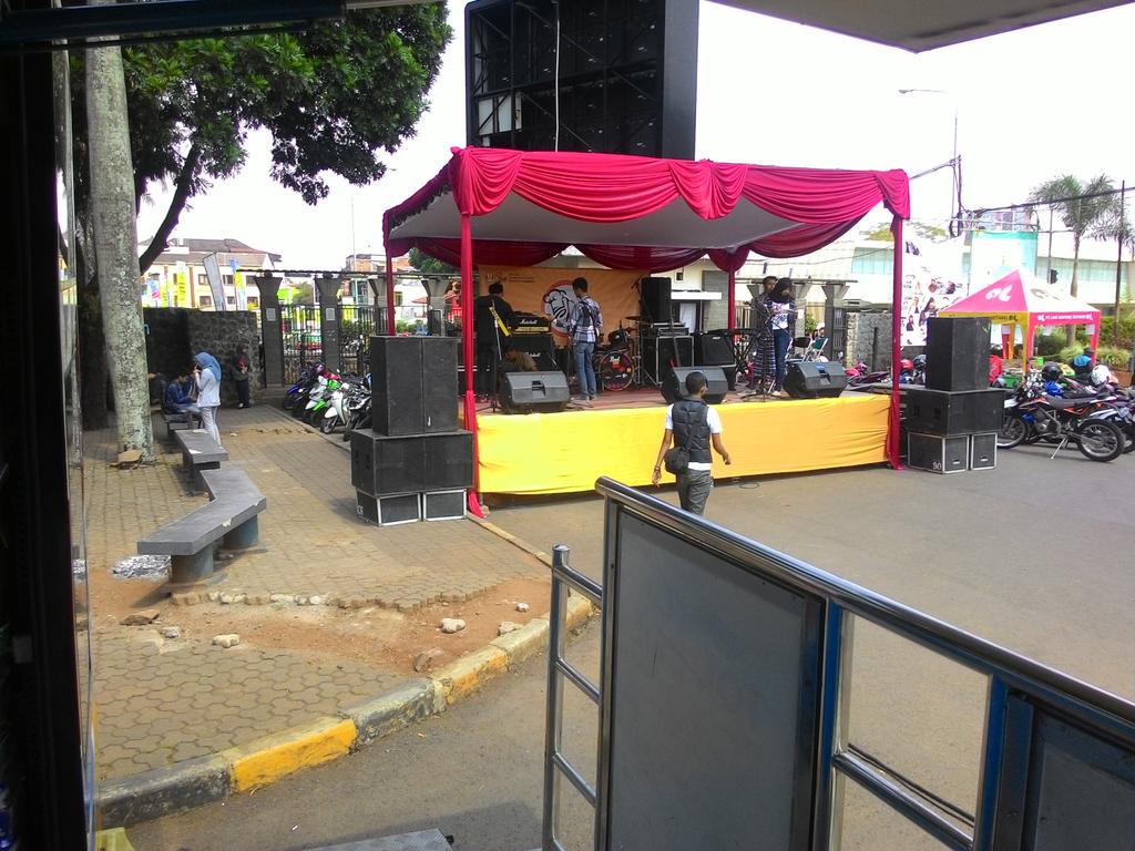 Nih d gerlam Unpad lagi ada acara <a href="/CUTE_eatery2015/">Culinary and Eatery</a> loh! Ada banyak jajanan dan perform music juga yu merapat !