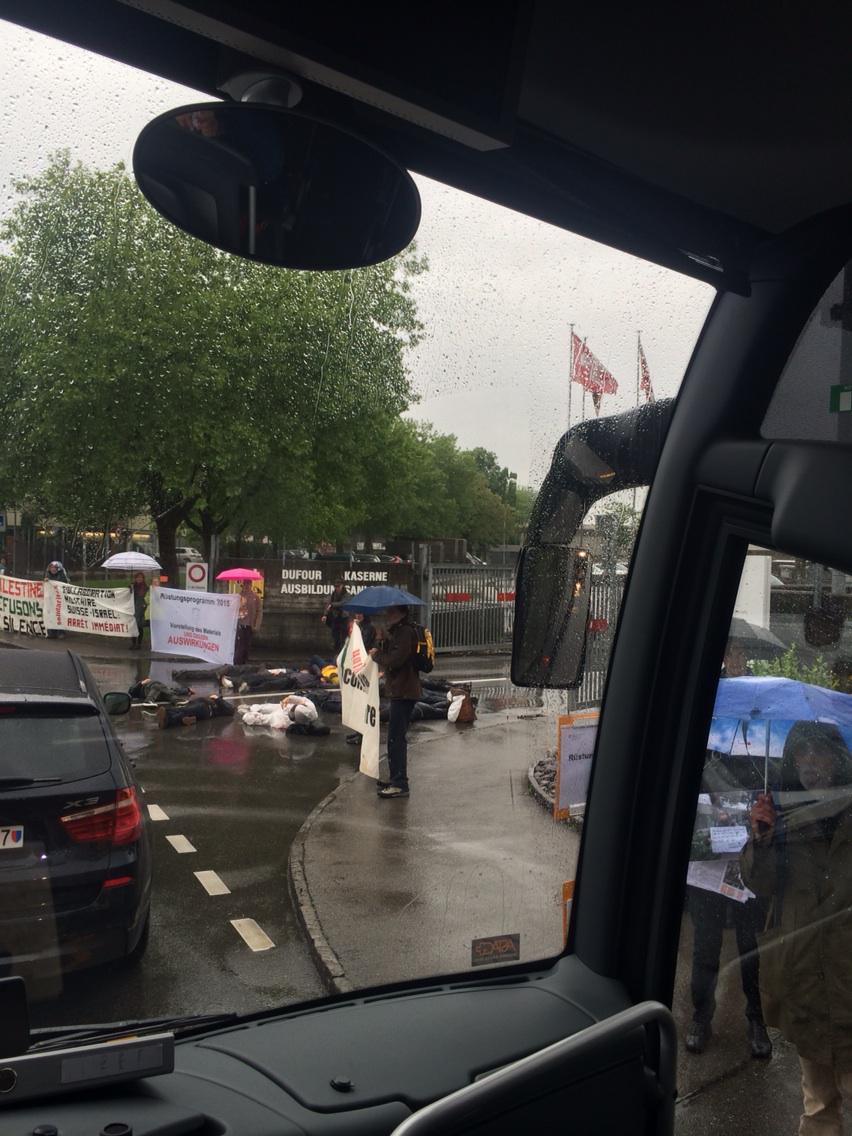 Demo-Blockade gegen Drohnenkauf bei Waffenplatzeingang Thun - SiKs kommen nicht durch