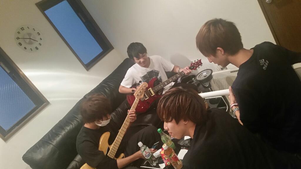 Thunder_Snake_A's tweet photo. 本日はアンジェネ優勝バンド、high jinksの優勝特典レコーディングに来ております！

快調にレコーディングしています！

いいものが撮れそうな予感！！

長島

#アンジェネ #StudioSEAL #highjinks http://t.co/XiIVwP82Zl