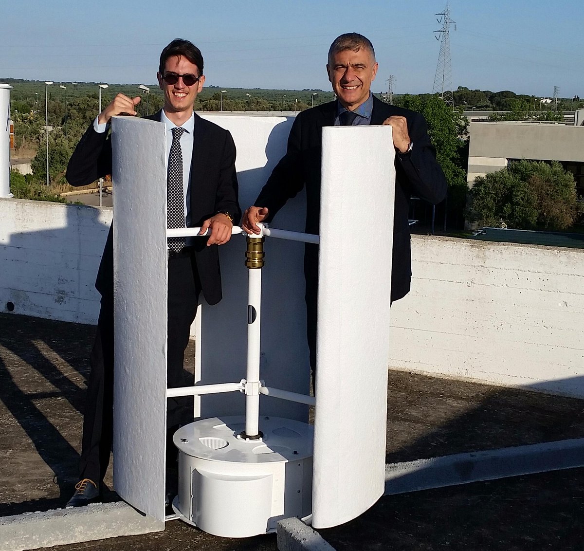 PecoraroScanio's tweet photo. Con la pala di #microeolico ad asse verticale. #Sostenibile,made in Italy per produzione distribuita di #rinnovabile http://t.co/J98R9c7r2y