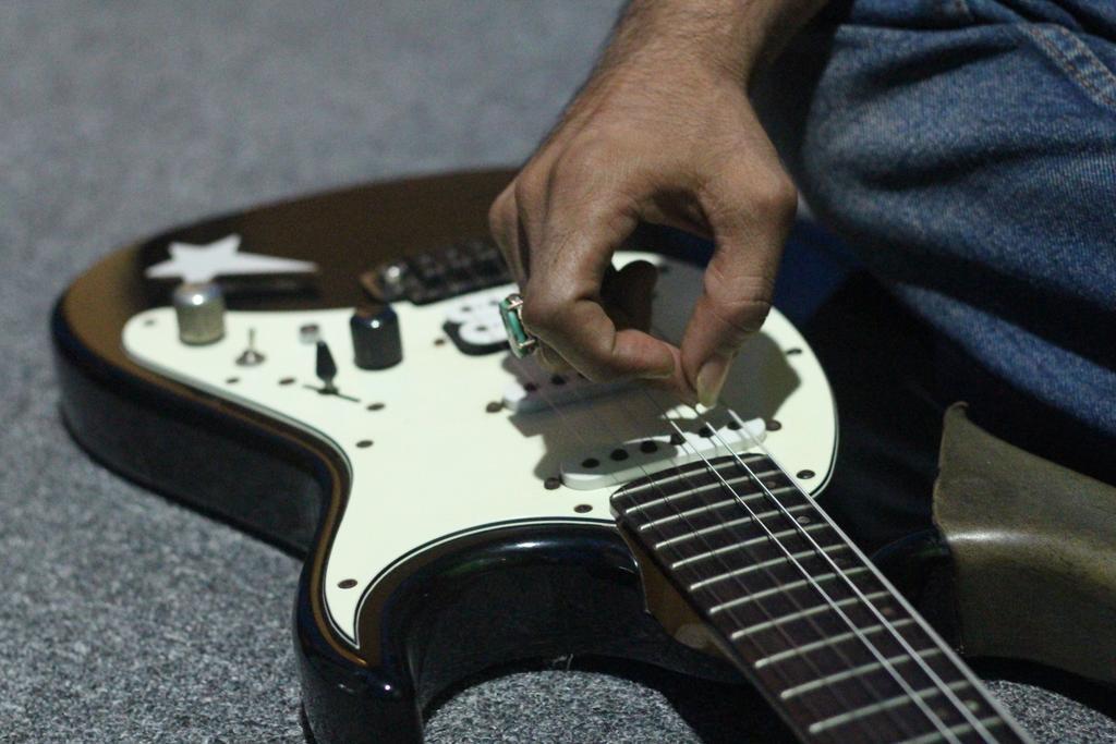 Aiihhh RT <a href="/ibobmz/">bobby m iqbal</a> <a href="/EskiCUPUMANIK/">Eski Mulya Gunawan</a> <a href="/CUPUMANIKband/">Cupumanik Band</a> lagi masang senar guitar baru....