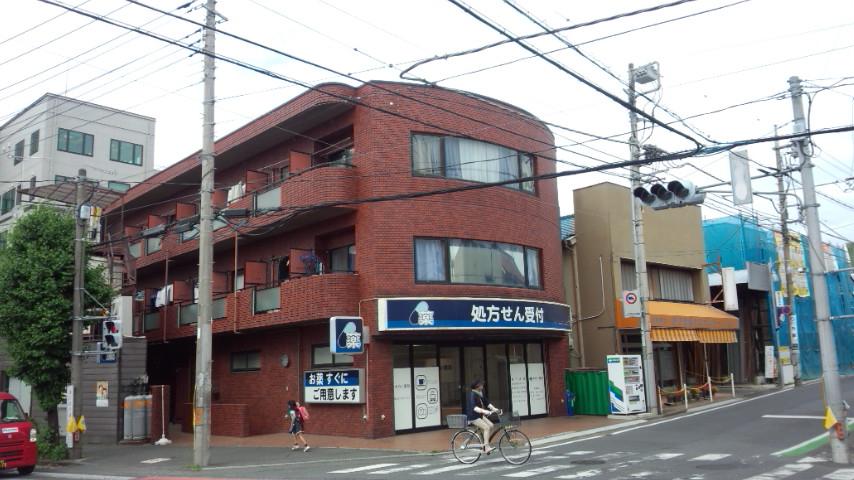 近所の交差点にあるマンションが気になってしょうがない。ベランダの大きさからワンルームっぽいんだけど、一番手前の部屋が壁一面、窓ガラスっぽいんだ。部屋の形はもちろん風呂、トイレ、台所はどうなっているのか興味がある。笑 