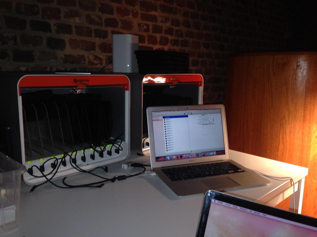FrederikVCW's tweet photo. PXL tech support at you're service! #pxlictco http://t.co/6iibVbscvK