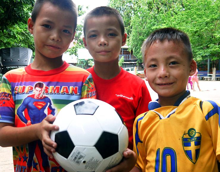 jameslfburton's tweet photo. Off to Thailand today to develop great opportunities for children through United Through Sport @utscharity. #charity http://t.co/GVNfPYKdso