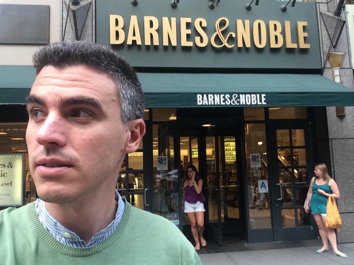 ed_marcombo's tweet photo. Marcombo en librerías de #NuevaYork @Jeroni_boixareu CEO en @BNBuzz #LowerMidtown para dar a conocer nuestros libros http://t.co/FAWl5gu9xm