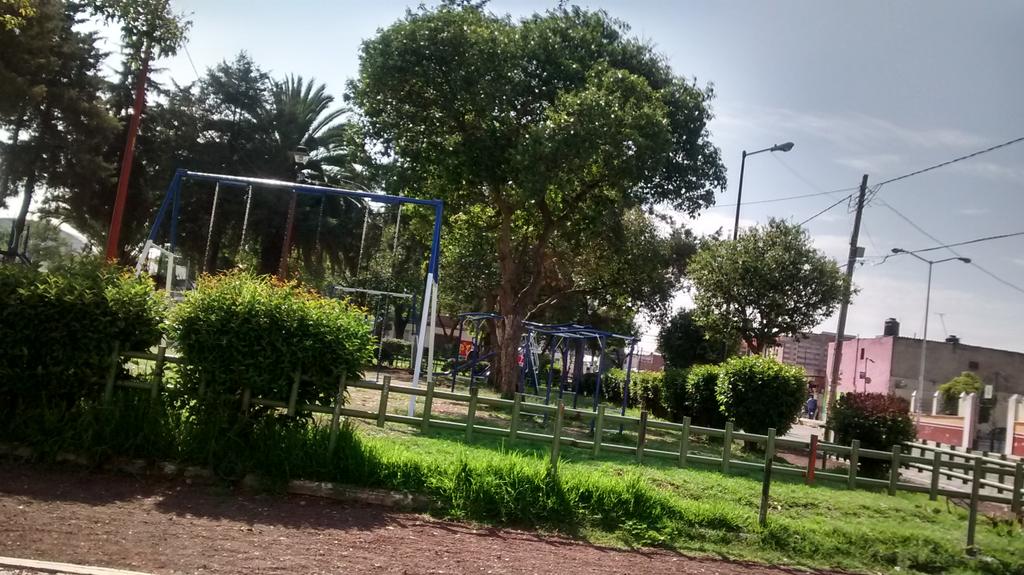 gmaxil's tweet photo. @Pueblarboles @CONAFORPuebla @SEMARNAT_mx Park Juárez en la libertad q vecinos temen sean quitados p reponer canchas http://t.co/30ZmMAzNU7
