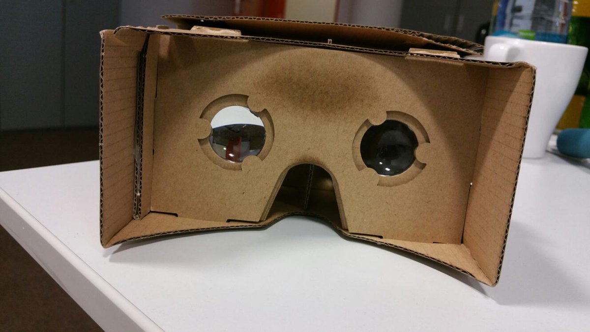 JiriSkrampal's tweet photo. Máme v práci výstavu virtuální reality a já dostal novou hračku, Google Cardboard. #such3D http://t.co/Ov9xDcyOHE