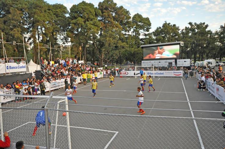 estiload's tweet photo. 200 jóvenes de 14 países disputaron la Copa América de Fútbol Callejero http://t.co/IwUlKCl7rC @FundacionFUDE http://t.co/PkBmaOkoqq