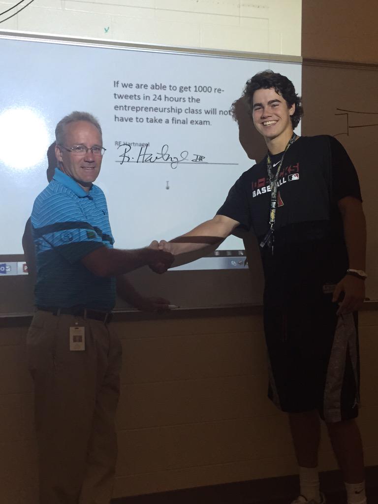Joey_Miller24's tweet photo. HELP US OUT!!! Everyone go Retweet!! No final if we get 1k!! http://t.co/5Z8W7WWvac