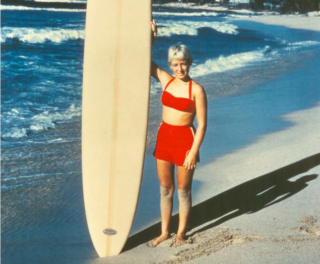 smoda's tweet photo. La historia de Linda Benson, la primera surfera que logró una portada http://t.co/4gdavnthcE http://t.co/jTuvc8rtD9