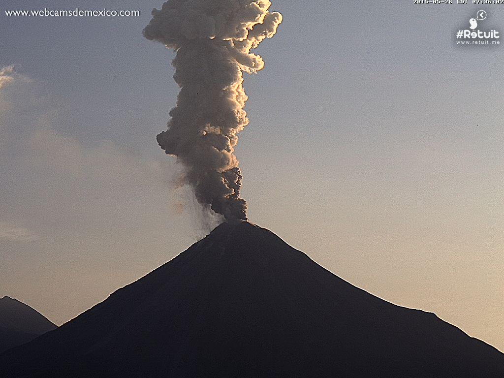 webcamsdemexico's tweet photo. Explosiones del Volcán de Colima a las 7:33, 7:59, 8:10 y 8:30 am http://t.co/Xwab1viPTa