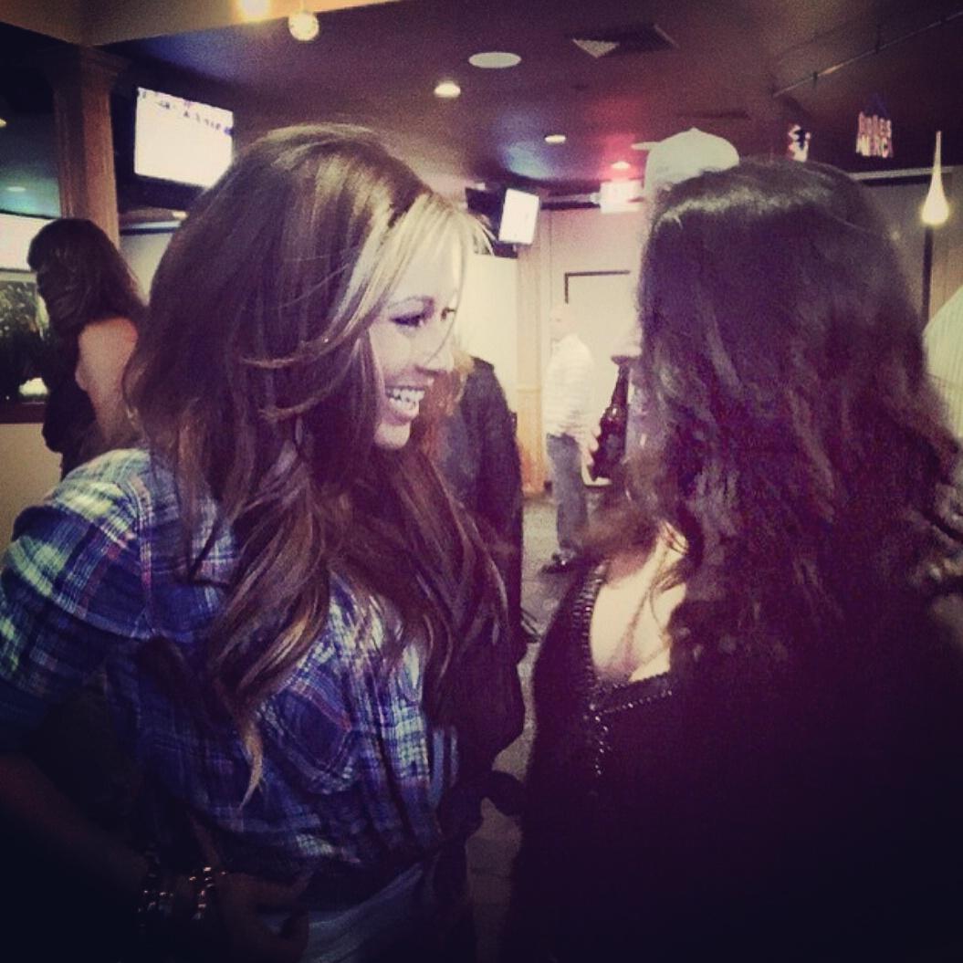 TheresaPittius's tweet photo. Reunited with one of my very first Bandits at our show Saturday night! Love this candid ❤ #PowerDivas @BarTopBandits http://t.co/xHjCfoPpOx