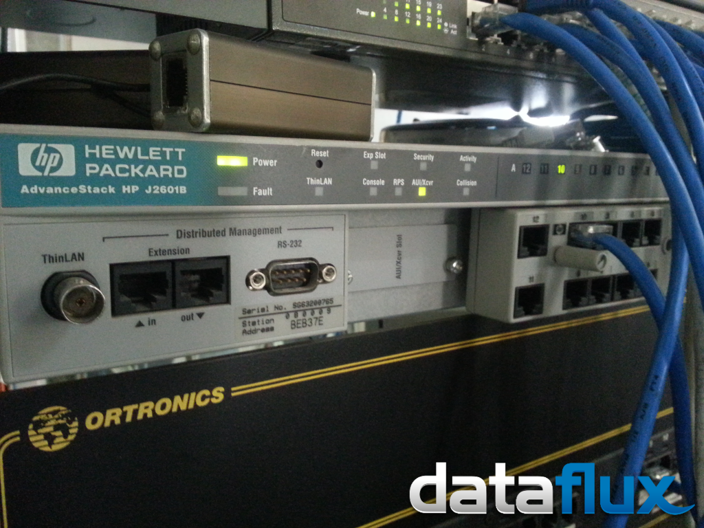 DataFlux's tweet photo. Un poco de tecnología Retro que nos encontramos funcionando a pleno 2015. Hub HP j2601b http://t.co/GF76LcKXnV