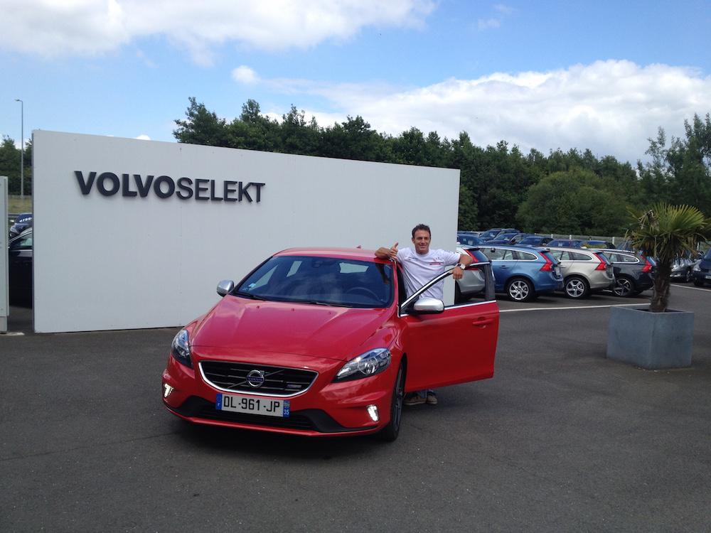 Voiture assortie au bateau! What else! <a href="/Eric_Peron/">Eric Peron</a> en possession de sa V40 pour la #VolvoOceanRace à  <a href="/Lgrandlarge/">LorientGrandLarge</a>