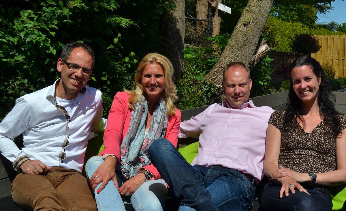 SandraHaket's tweet photo. Als voorbereiding van de nieuwsbrief van @Impresseddruk een foto shoot op het terras van De @dedrieheeren http://t.co/t24FztXZF0