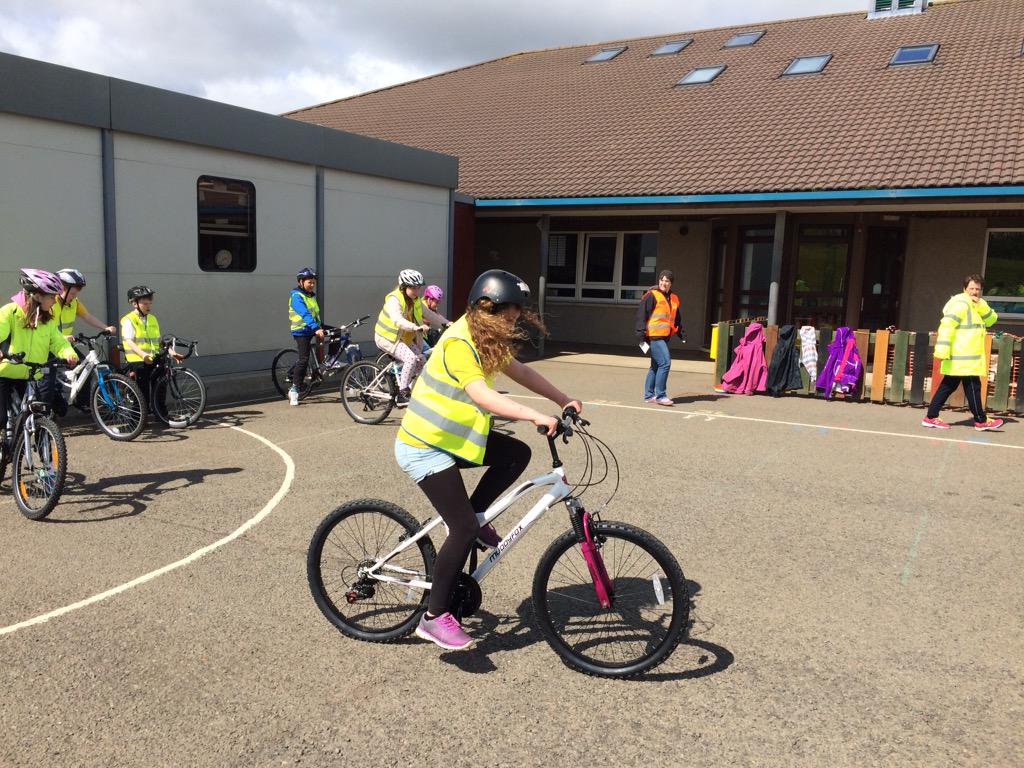 stanprimary's tweet photo. P5 get stuck into their second Bikeabilty Level 1 session: Braking and bike control. Well done! http://t.co/08KfeCHGKg